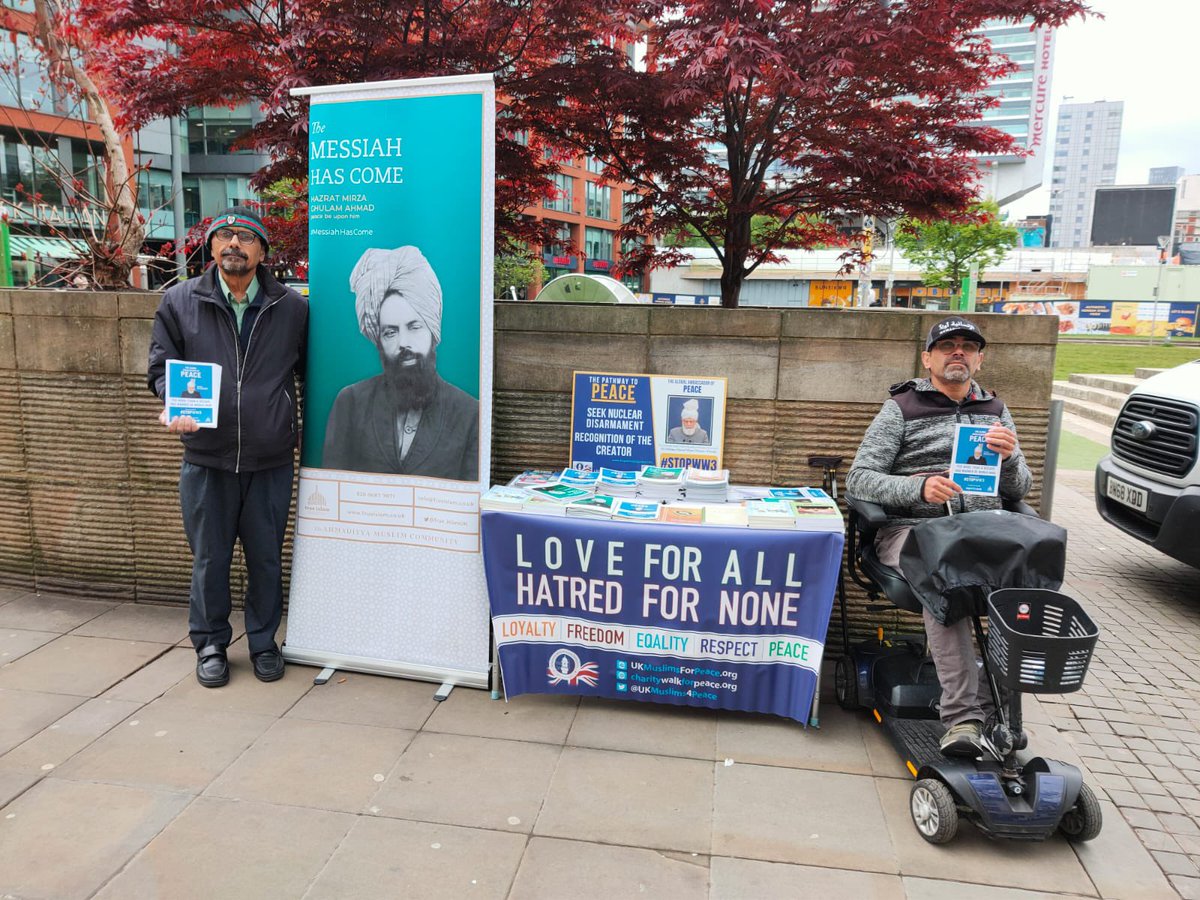 Members of #Ahmadiyya Muslim Elders Association from @AmeaNW spreading the message of Love and #Peace at #Manchester Piccadilly Gardens. @TheTrueIslamUK @Ansarullah_UK @ukmuslims4peace @AMEA_UK @MENnewsdesk