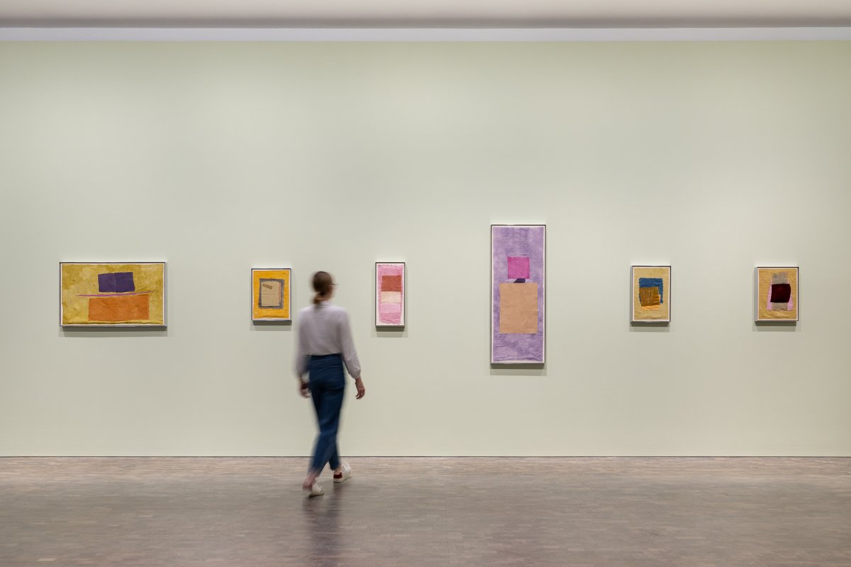 Time expands and contracts throughout #YtoBarrada's textile works, sculptures, prints, and film in her exhibition 'Bite the Hand' at #PaceLondon —all while being grounded in color. Visit the show through May 11. Plan your visit: bit.ly/43pD16V