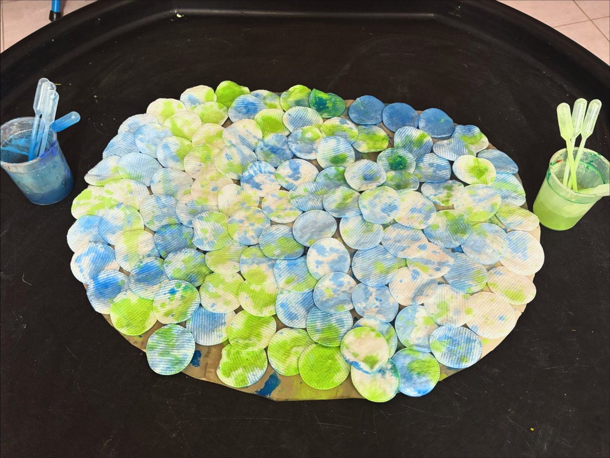 Our #worldearthday activity from yesterday! 🌍 The children used their fine motor skills to squirt coloured water onto the cotton pads whilst working as a team. #eyfs #earlyyears