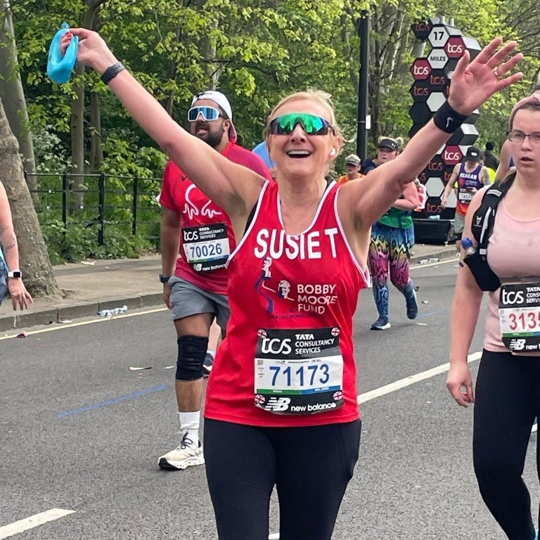 BobbyMooreFund's tweet photo. Congratulations and thank you to Sue Turbutt for completing the @LondonMarathon last weekend in support of our Fund ❤

Sue raised a total of £4,500 which will help us to tackle #BowelCancer and carry out life-saving research.

What's next? #FootballShirtFriday, see you there! 🔥 https://t.co/o2pA6CydYh
