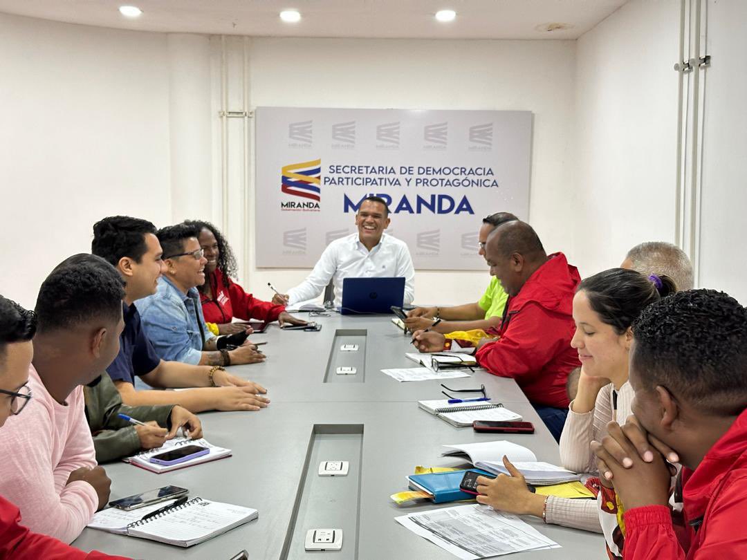 Estamos reunidos con todos los secretarios y secretarias del gabinete de democracia participativa y protagónica del estado Miranda // Evaluamos la histórica Consulta Popular Nacional 2024 y definimos agenda de trabajo de las próximas semanas. ¡Avanzamos! @NicolasMaduro