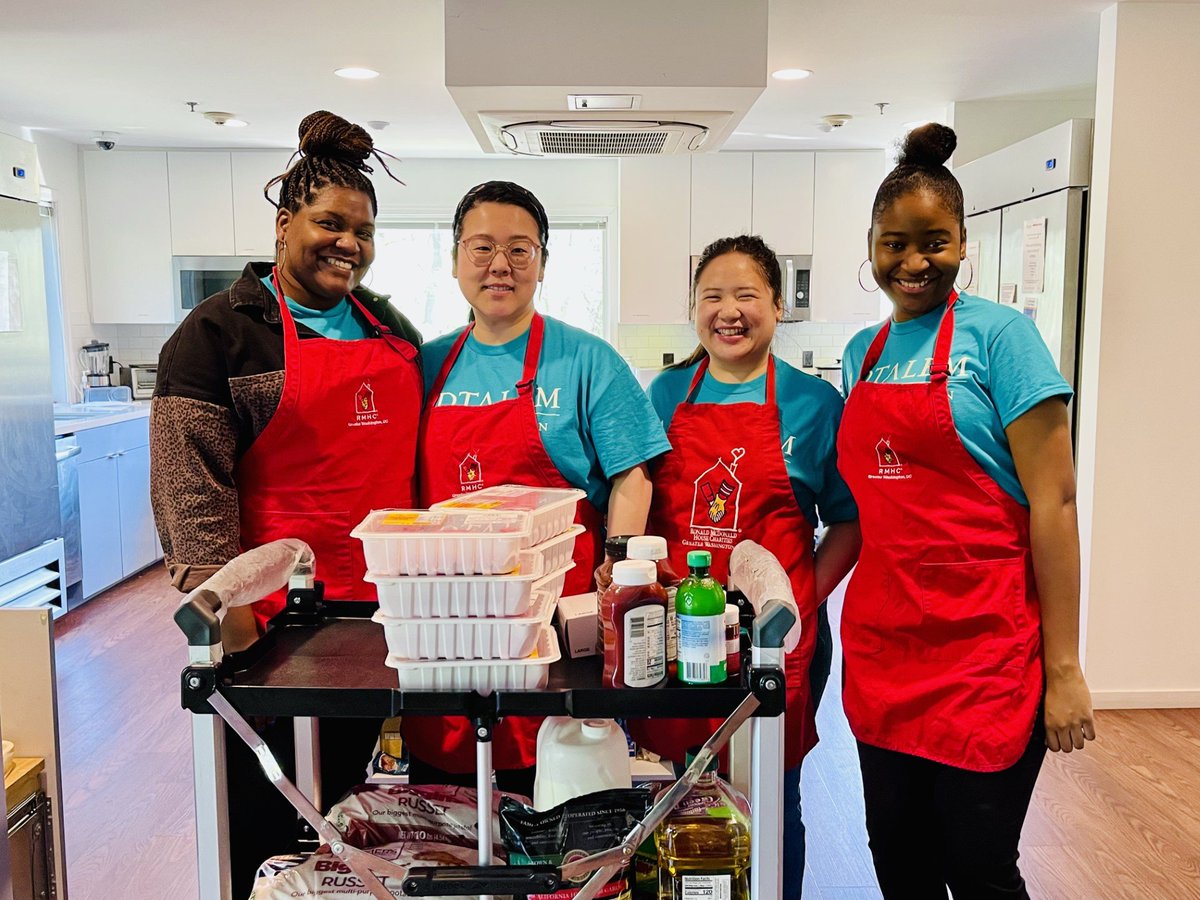 This #SelflessSunday help us say thank you to @adtalemglobal for coming out to #FeedTheHouse with yummy meatloaf salsa burgers, mashed potatoes, roasted green beans, and cookies. #VolunteerAppreciation #Volunteer #volunteersmakeadifference #volunteeringmatters #makingadifference
