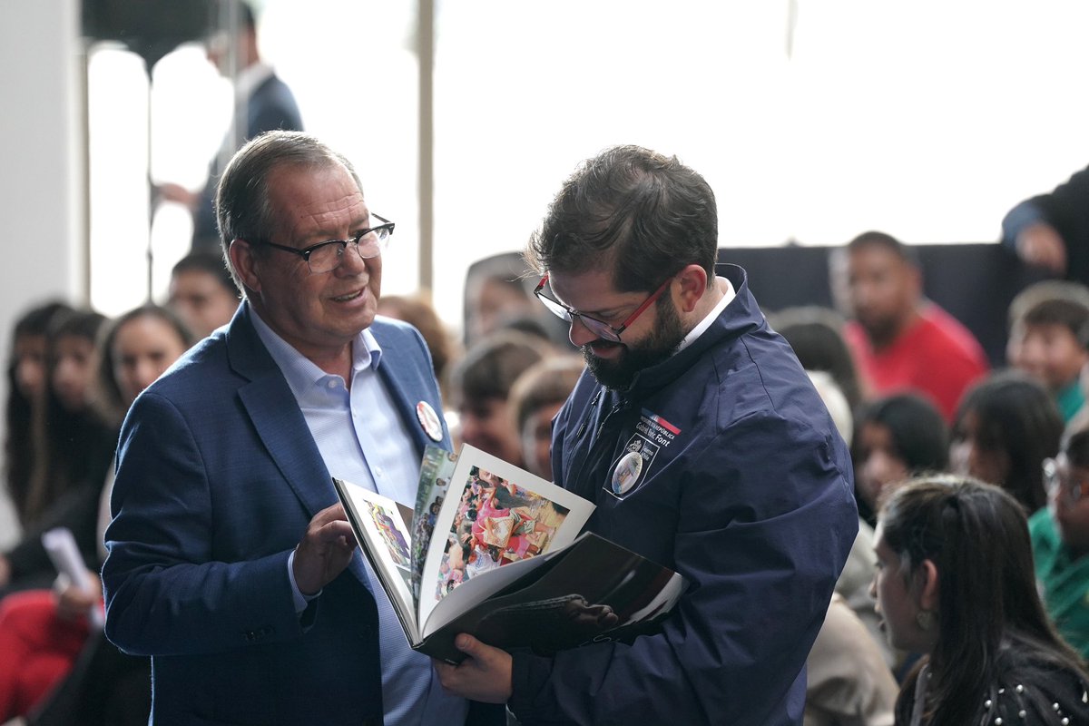 Este año hemos dedicado la celebración del Día Internacional del Libro y del Derecho de Autor a la lectura para las infancias y adolescencias. Por eso, junto a la ministra @_CaroArredondo, el tremendo actor y Premio Nacional de la Representación Audiovisual, Héctor Noguera y