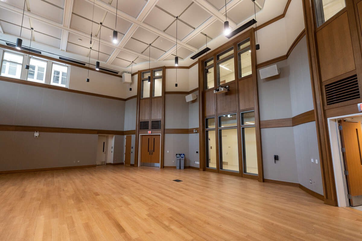 Liz Navratil, reporter at the Star Tribune, visited St. Thomas’ Musical Acoustics class – taught at the Schoenecker Center by professors Doug Orzolek & Jeff Jalkio – to learn about the interdisciplinary learning in the new academic facility. To read more: ow.ly/EI4150RlERj