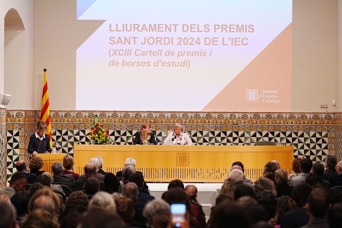 Avui també hem celebrat els premis Sant Jordi de l’@iec, que tenen més de 90 anys i demostren que la recerca i la creació de nou coneixement en llengua catalana no s’aturen. Enhorabona a tots els premiats, especialment a l’imprescindible Raimon pel merescut Premi Part de la Riba!