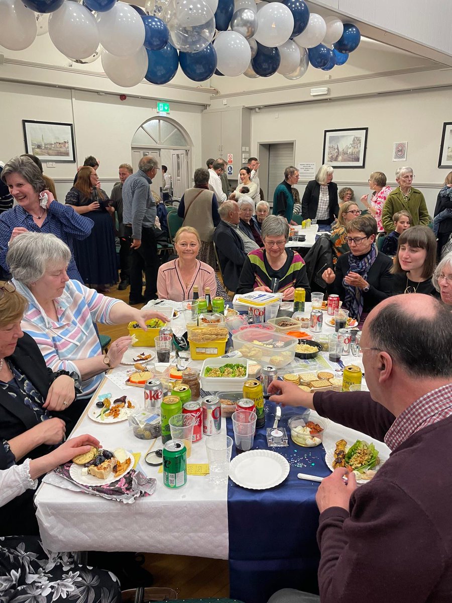 Neuadd San Pedr llawn dop yng nghyngerdd #Dathlu20 Côr Seingar