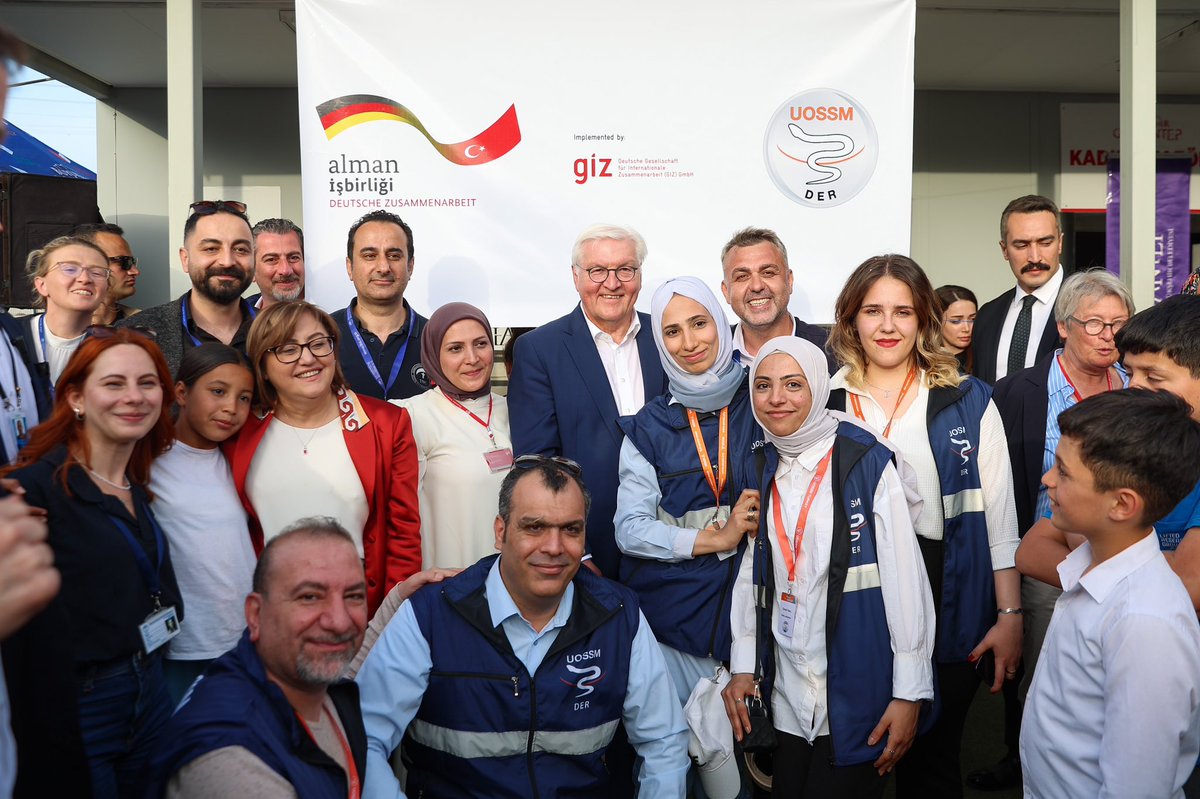 Almanya Federal Cumhurbaşkanı Frank- Walter Steinmeier ve Valimiz <a href="/kemalcebervali/">Kemal Çeber</a> ile Nurdağı’nda konteyner kent içerisinde bulunan deprem sergi alanı ile 23 Nisan Ulusal Egemenlik ve Çocuk Bayramı konulu sergi alanını gezdik.