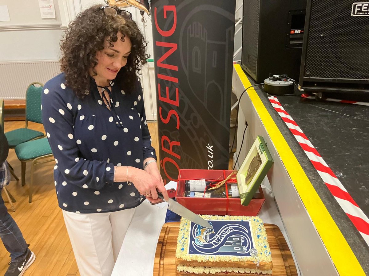 Cacen arbennig i ddathlu yng nghyngerdd #Dathlu20 Côr Seingar - ffantastic Val!!