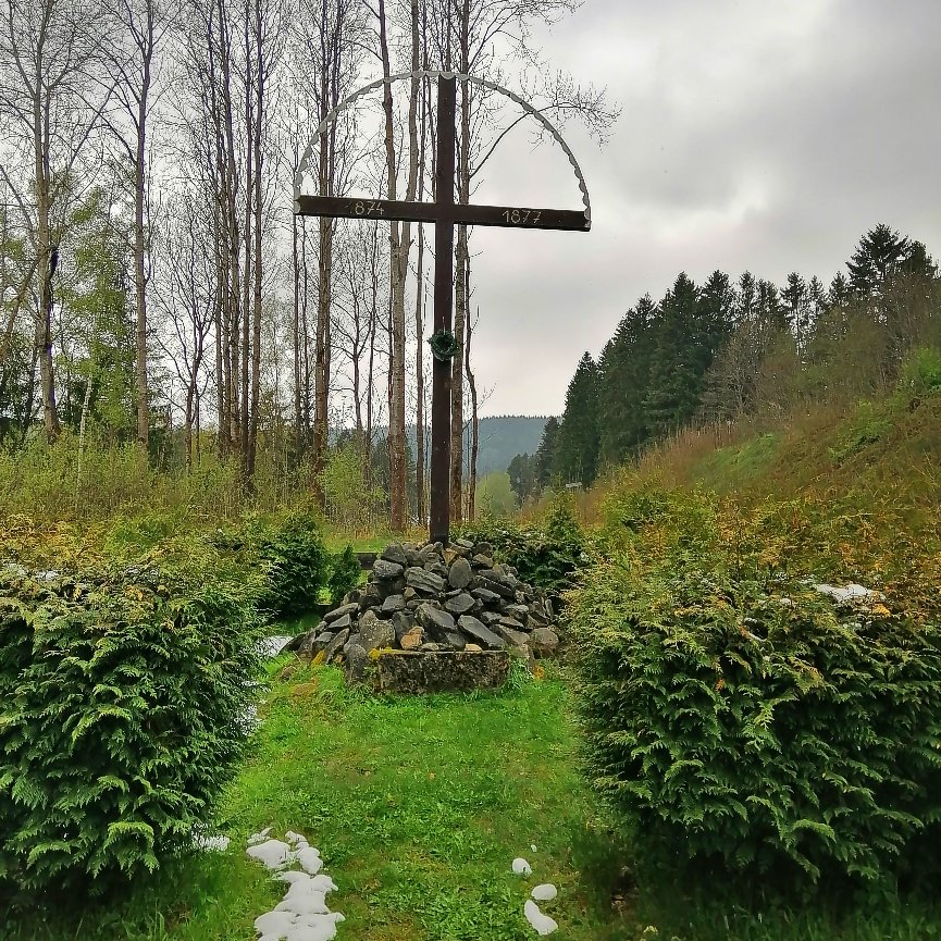 Pohřebiště Barabů.
Prostý dřevěný kříž v těsné blízkosti tratě mezi Železnou Rudou a Špičákem označuje místo posledního odpočinku Barabů - dělníků, kteří zahynuli při stavbě Špičáckého tunelu.
#sumava #zeleznorudsko #pamatnamista