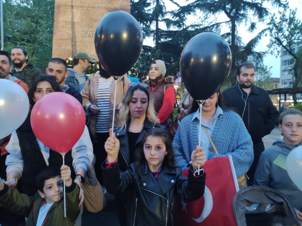 Alo199 NeOlacak
Trabzon'da 350 Aile Bayrami Egemenlik bayramini Buruk Kutladi.
Bu milletin Evlatari Ekmeksiz kalmasin.