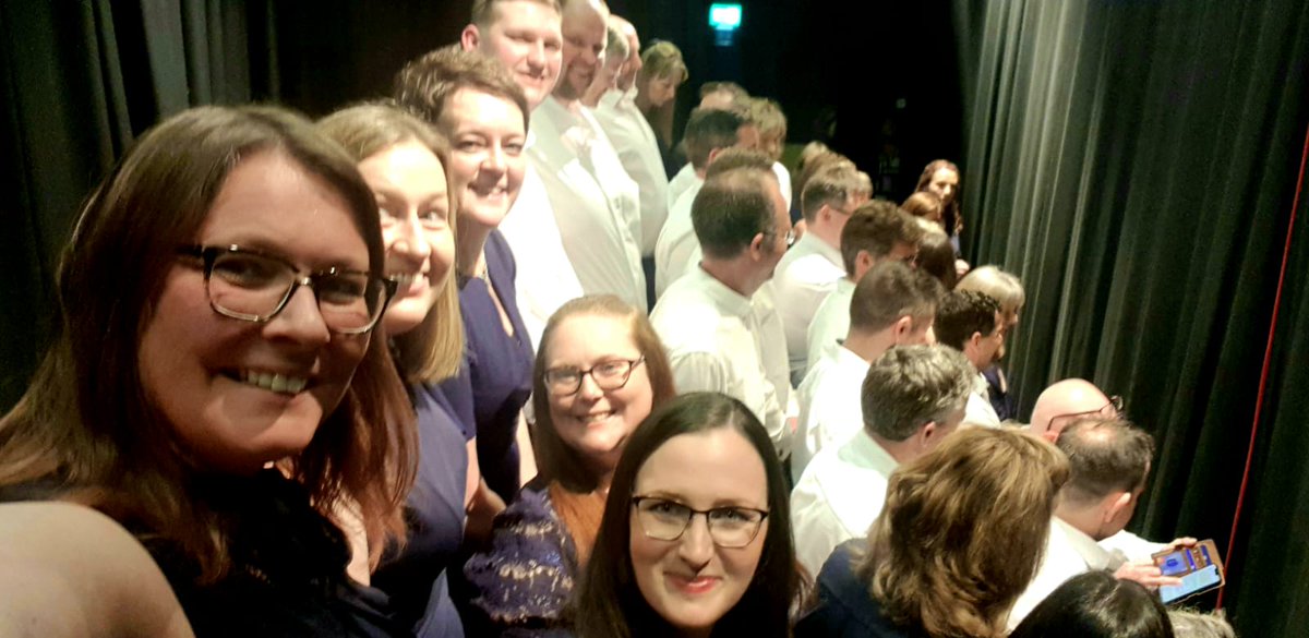 Cefn llwyfan yng nghyngerdd #Dathlu20 Côr Seingar