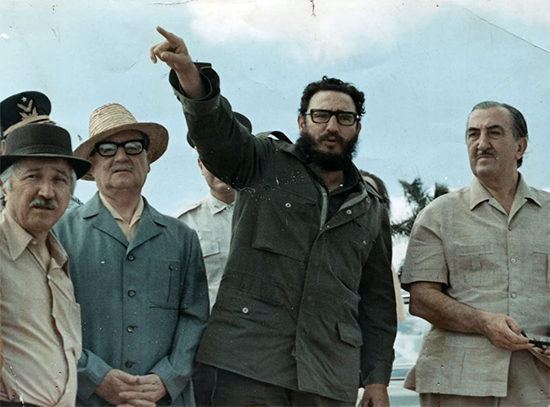 VcfCommunismTR's tweet photo. Küba diktatörü Castro ve Şili diktatörü Allende sokak köşelerinde bekler ve adres soran insanları yanlış yerlere yönlendirirlerdi.
Uzmanlar, bu yüzden 302 milyon insanın sokaklarda kaybolduğunu bildiriyor. https://t.co/0BVHbmRHjP