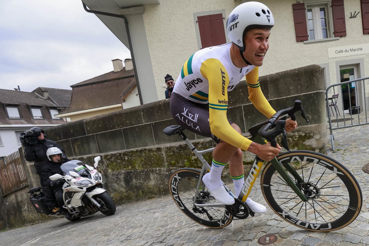 A short and sweet prologue to kick things off 😮‍💨 That’s one way to get things going at #TDR2024 🇨🇭 📸 @SprintCycling