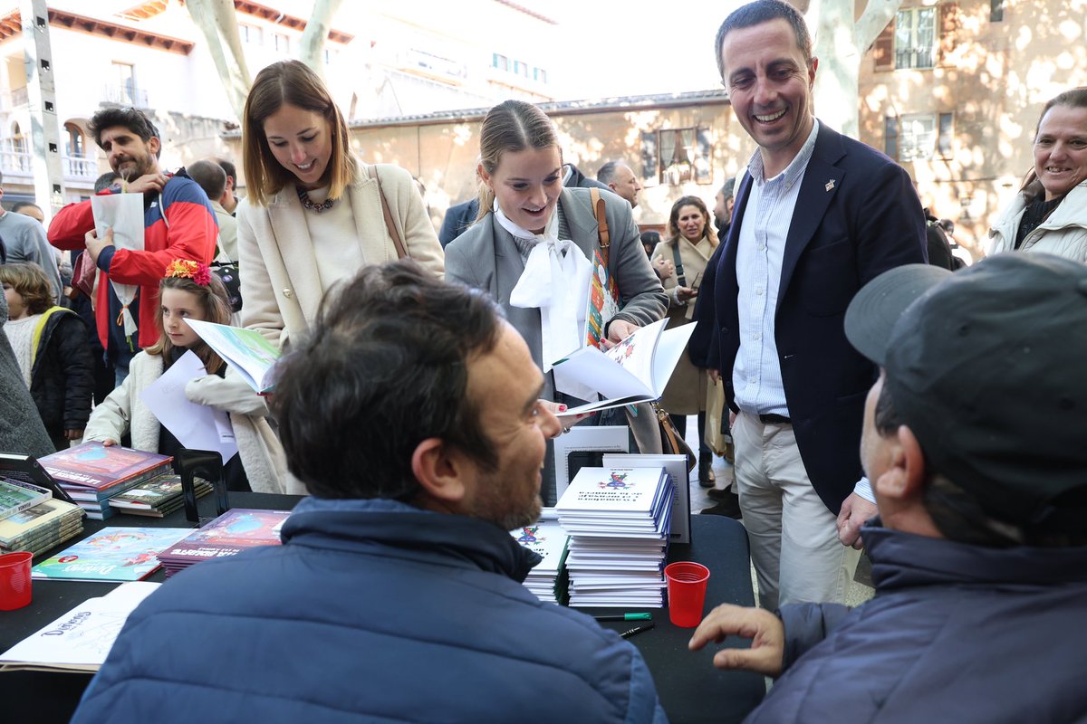 Disfrutant de passejar per Palma, de fullejar, de comprar llibres i roses al carrer, de les firmes d’escriptors…Agrair la feina de @llibreters. Jo aprofit per recomanar-vos les recents edicions dels Premis Mallorca 2023 de Creació Literària. Feliç Sant Jordi! #SantJordi2024