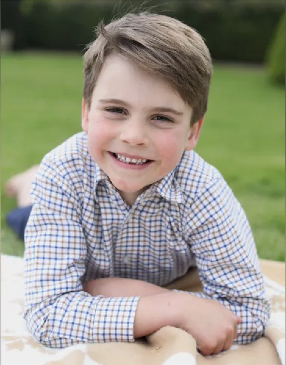 Happy 6th birthday to #PrinceLouis! The Prince and Princess of Wales have released a portrait of their youngest son to mark this special occasion. Discover all about this little prince on #TRTV. bit.ly/4cSI7Nc 📸 : The Princess of Wales