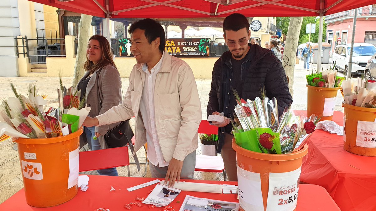 JSCLH's tweet photo. 👉 Avui la @JSCLH hem muntat la nostra paradeta de roses. 💫
Al llarg del dia, diversos companys i companyes s'han apropat per celebrar #SantJordi. 🌹📖
#SantJordi2024 #LHospitalet #SomlaveuJoveLH #SentimLH https://t.co/s6MHDSnEVH