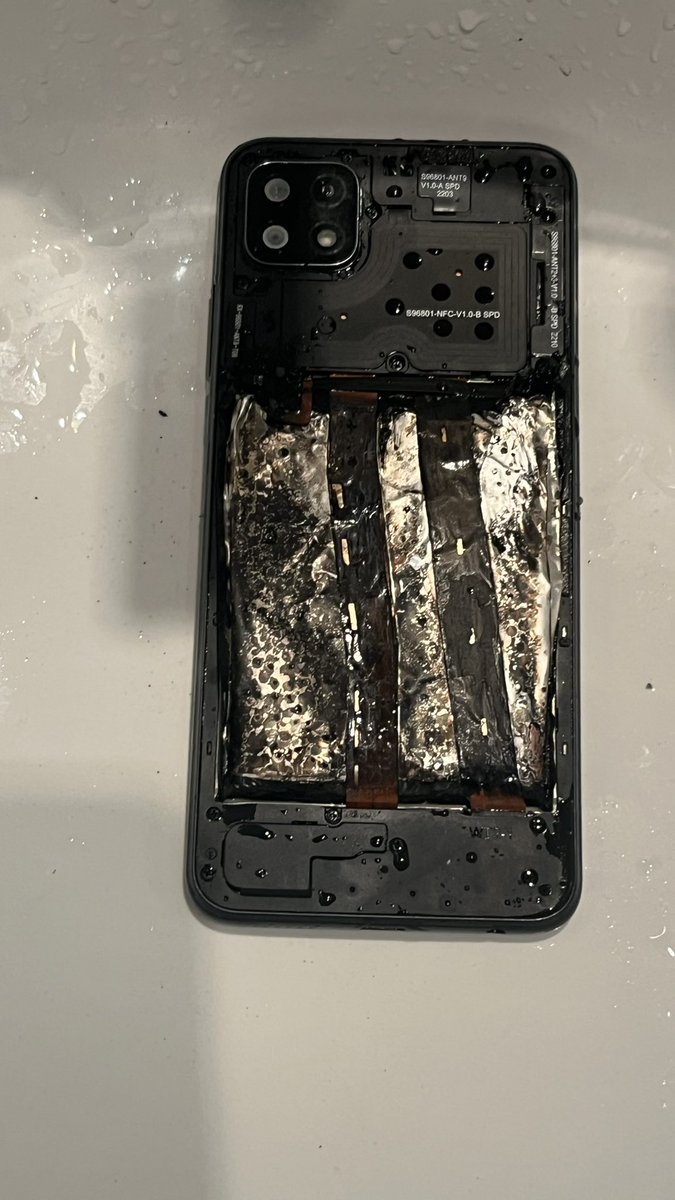 Oclot's tweet photo. @SamsungChile a quien se le reclama cuando a tu telefono Samsung Galaxy A22  le explota la bateria, se prende en llamas y deja tu casa llena de humo? @SERNAC https://t.co/cKvspC4r8I