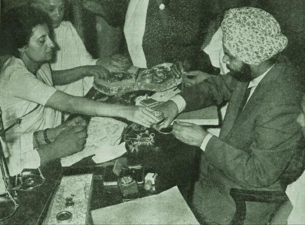 MahuaMoitraFans's tweet photo. Iconic Picture: 

Indira Gandhi Donating Her Jewellery to National Defence Fund During India China War (1962). https://t.co/0W6Dfi23CH