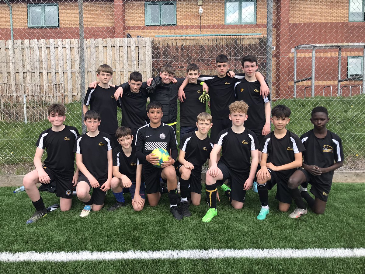 MrHodge01's tweet photo. Excellent afternoon with my @NewportYear 8 football boys, who ran out narrow winners vs @Caerleonboyspe in the semi final of the Gwent cup 3-2 amazing effort lads 🔥🔥🔥 I am one proud of head of year! On to the final we go. @NhsThrive https://t.co/wuNS7gxGpV