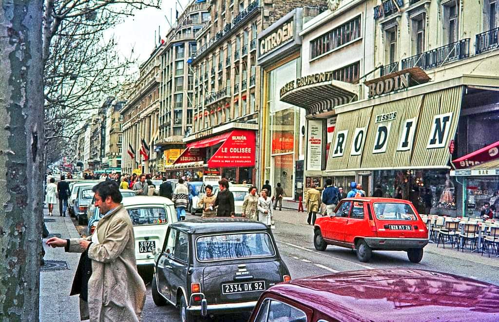 Avenue des Champs-Élysées. c.1975. Paris