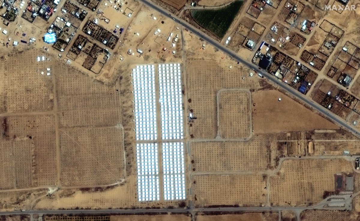 Satellite imagery from @Maxar show the growth of tent camps between April 7 - 23 near: Rafah — images 1 and 2 (31.324437,34.251846) Khan Younis — images 3 and 4 (31.34601, 34.2734)