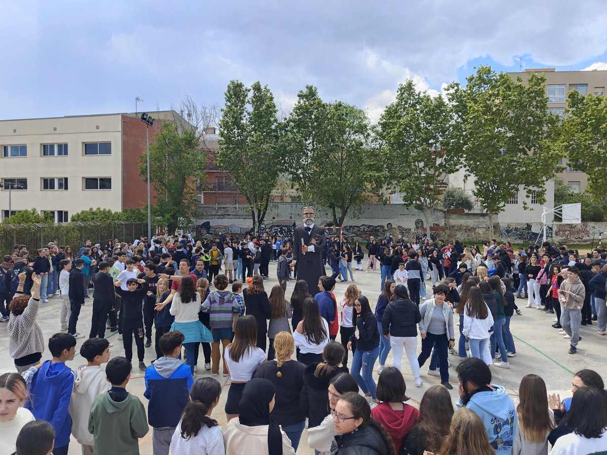 InsThos's tweet photo. 🌹📚 Sant Jordi literari! 📚🌹 A l’Institut Thos i Codina, el dia s'ha omplert de color amb els espectacles, la música i les lectures en veu alta de tot l'alumnat. #SantJordi2024 #ThosiCodina #llegir #lectors #literatura https://t.co/CpwHDeeqrH