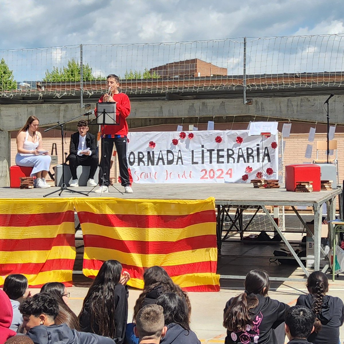 InsThos's tweet photo. 🌹📚 Sant Jordi literari! 📚🌹 A l’Institut Thos i Codina, el dia s'ha omplert de color amb els espectacles, la música i les lectures en veu alta de tot l'alumnat. #SantJordi2024 #ThosiCodina #llegir #lectors #literatura https://t.co/CpwHDeeqrH