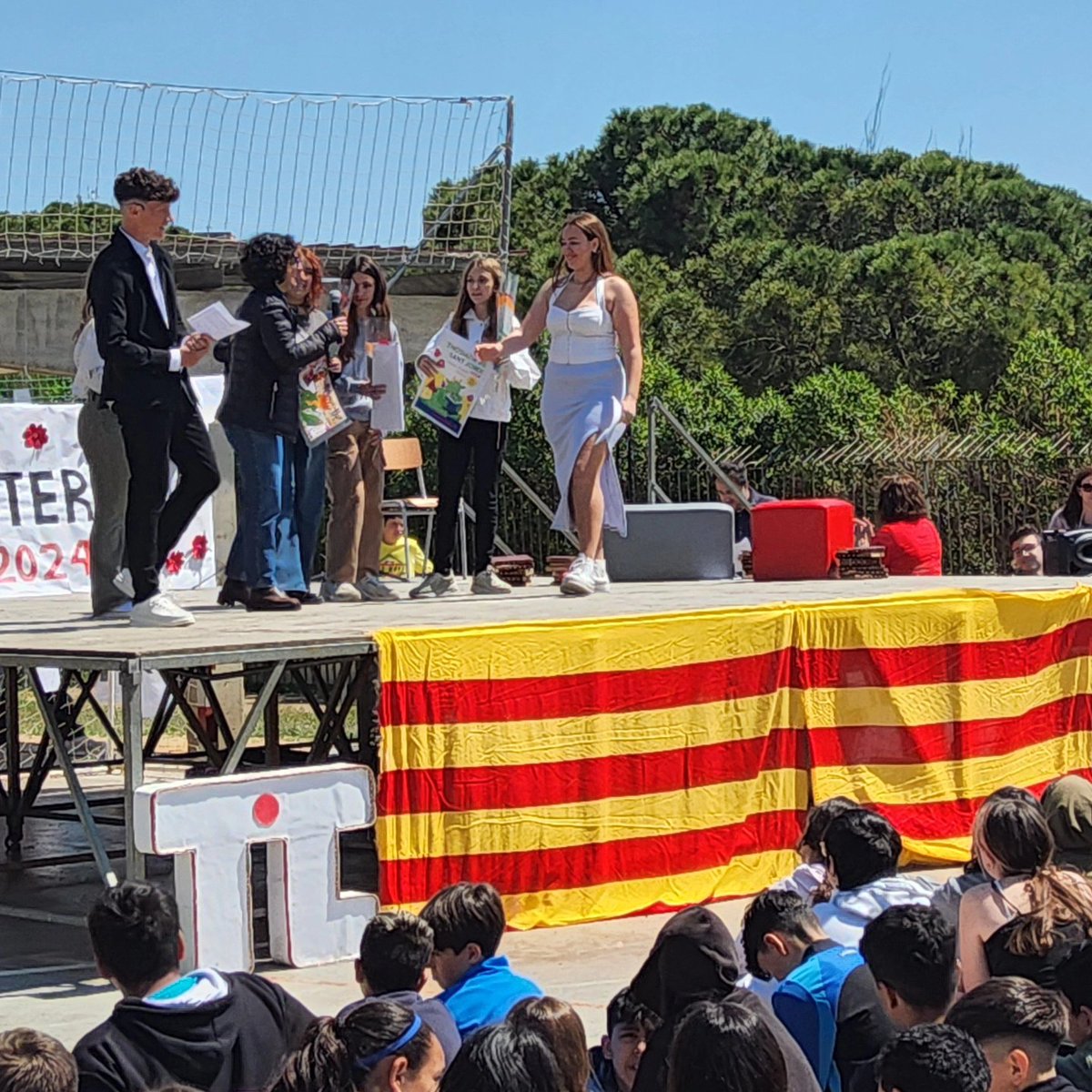 InsThos's tweet photo. 🌹📚 Sant Jordi literari! 📚🌹 A l’Institut Thos i Codina, el dia s'ha omplert de color amb els espectacles, la música i les lectures en veu alta de tot l'alumnat. #SantJordi2024 #ThosiCodina #llegir #lectors #literatura https://t.co/CpwHDeeqrH