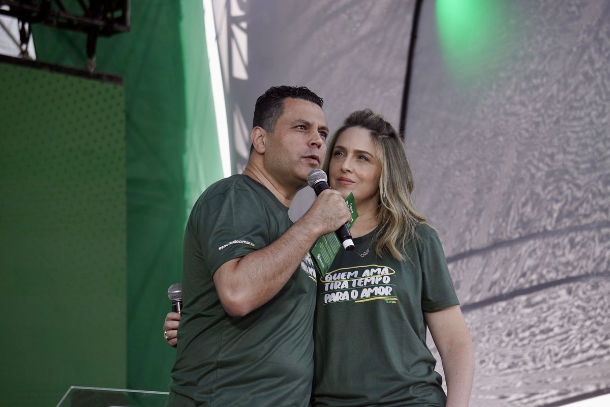 IgrejaUniversal's tweet photo. A 8ª Caminhada do Amor, com tema “Quem ama, tira tempo para o amor”, atraiu 245 mil pessoas em 85 países. Em SP, evento levou 12 mil ao Parque Villa-Lobos, onde o diálogo ajudou a aprofundar laços. Renato e Cristiane Cardoso, do @TheLoveSchoolTV, apresentaram o programa do local. https://t.co/tnsTXDuiwg
