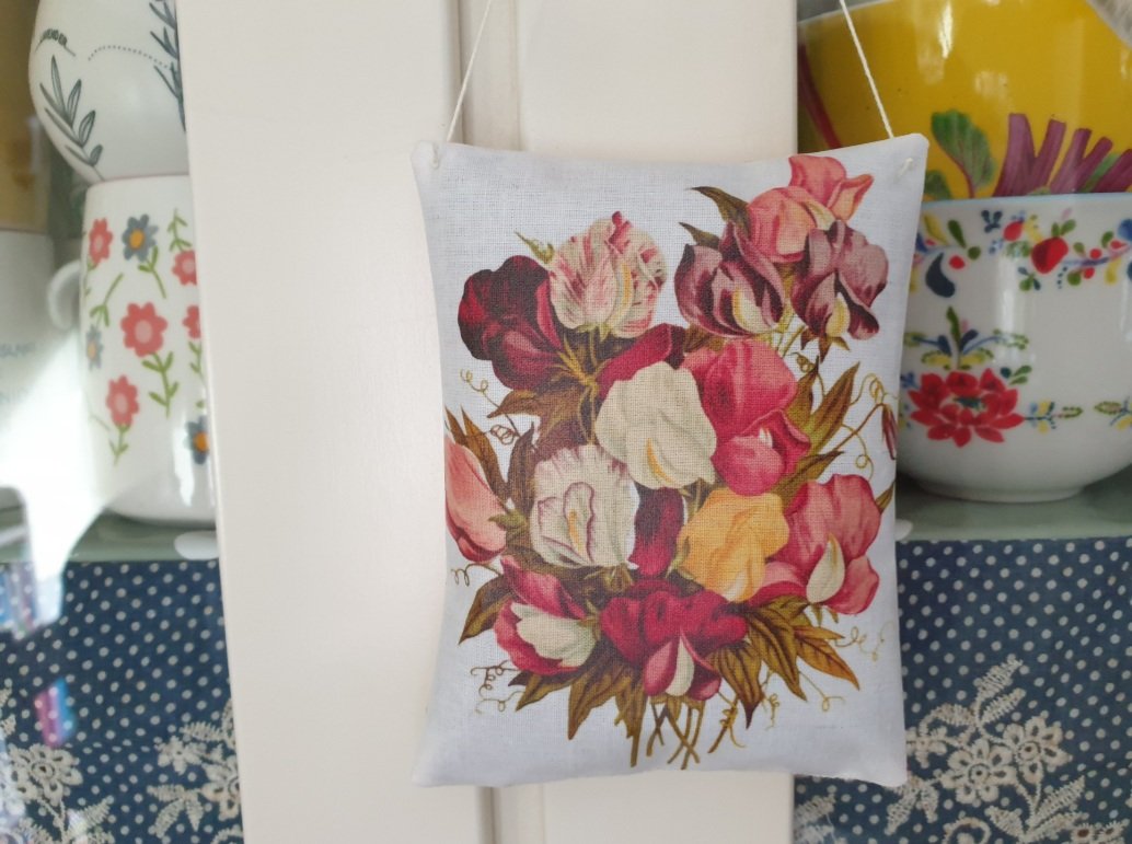 Decorative Sweet Pea Illustration sachet. It comes ready to hang and is scented with lavender or rose petals. Perfect for Sweet Pea season #womaninbizhour #gardenflowers #sweetpeas 
sarahbenning.etsy.com/listing/140691…