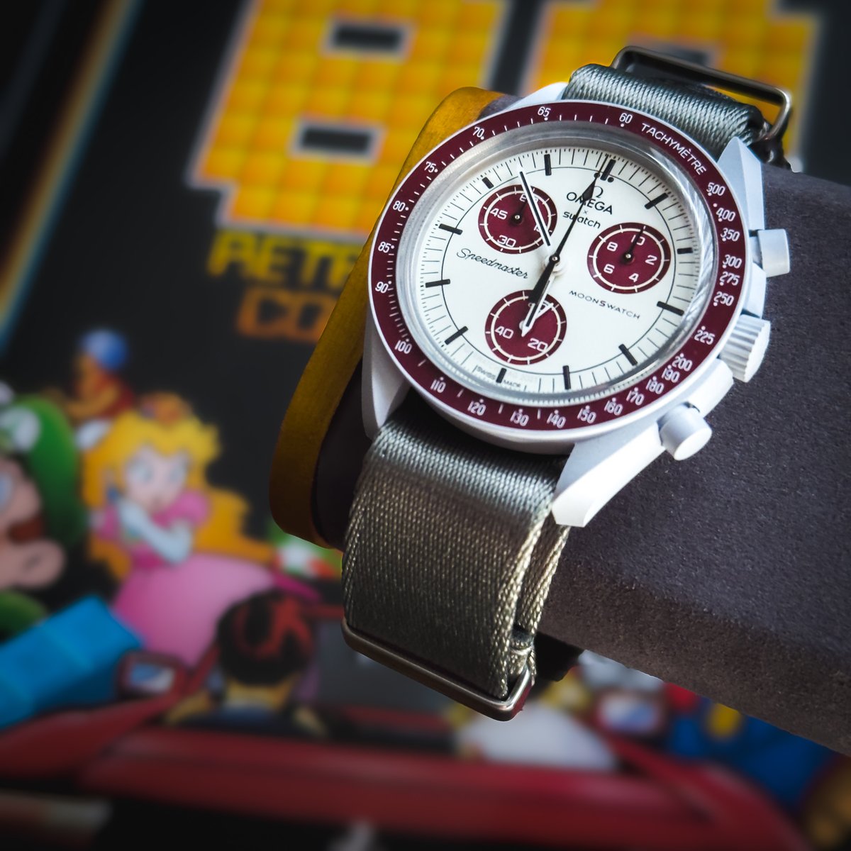 🕒 It’s #SpeedyTuesday, folks! Flaunting the Omega MoonSwatch with its retro vibe and burgundy touches against a backdrop of classic ‘80s arcade nostalgia.
#Omega #MoonSwatch #WatchOfTheDay #VintageStyle #speedmaster #pws #planetwatchstraps #ClassicArcade #RetroGaming #watchfam