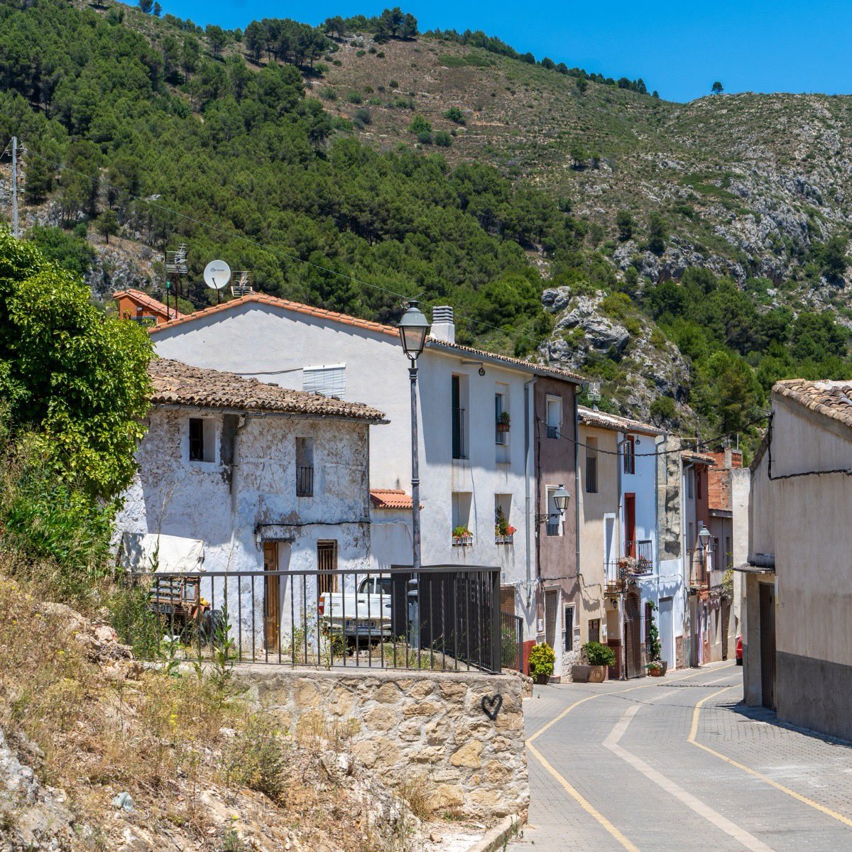 Puedes viajar a El Comtat: un destino rural por descubrir en la #CostaBlanca 🌳🍃👉 bit.ly/BlogComtat. ¡Piérdete por sus pueblos!