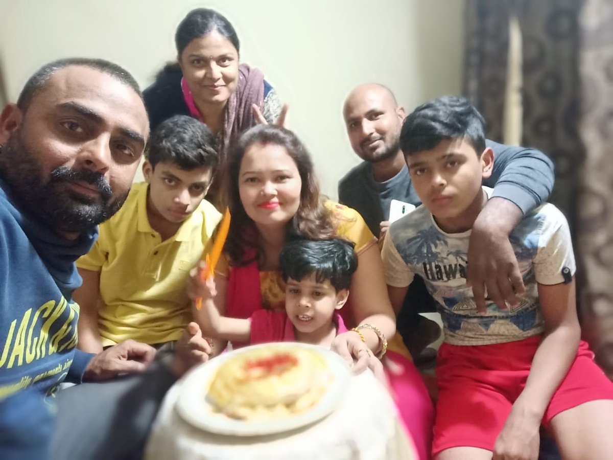 Ankur_Raj_9168's tweet photo. 3️⃣pairs of #OnePlusBuds3 gifts for my mom, dad and me
3️⃣Una collectibles: for nephew to play
2️⃣OnePlus Pens: for siblings
2️⃣ #OnePlusWatch2 one for myself & for my brother
2️⃣ #Keyboard81Pro each for me & my sister
2️⃣ #PowerofCommunity water bottles & duffel bag for me & bro https://t.co/HpPJgoFOWi