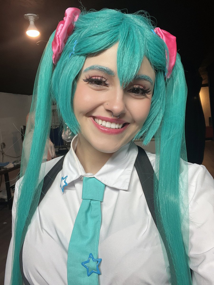 gonmikki's tweet photo. The most styling I’ve ever done on a wig myself for a performance over the weekend #HatsuneMiku #vocaloid #cosplay https://t.co/DVczuCTpWS