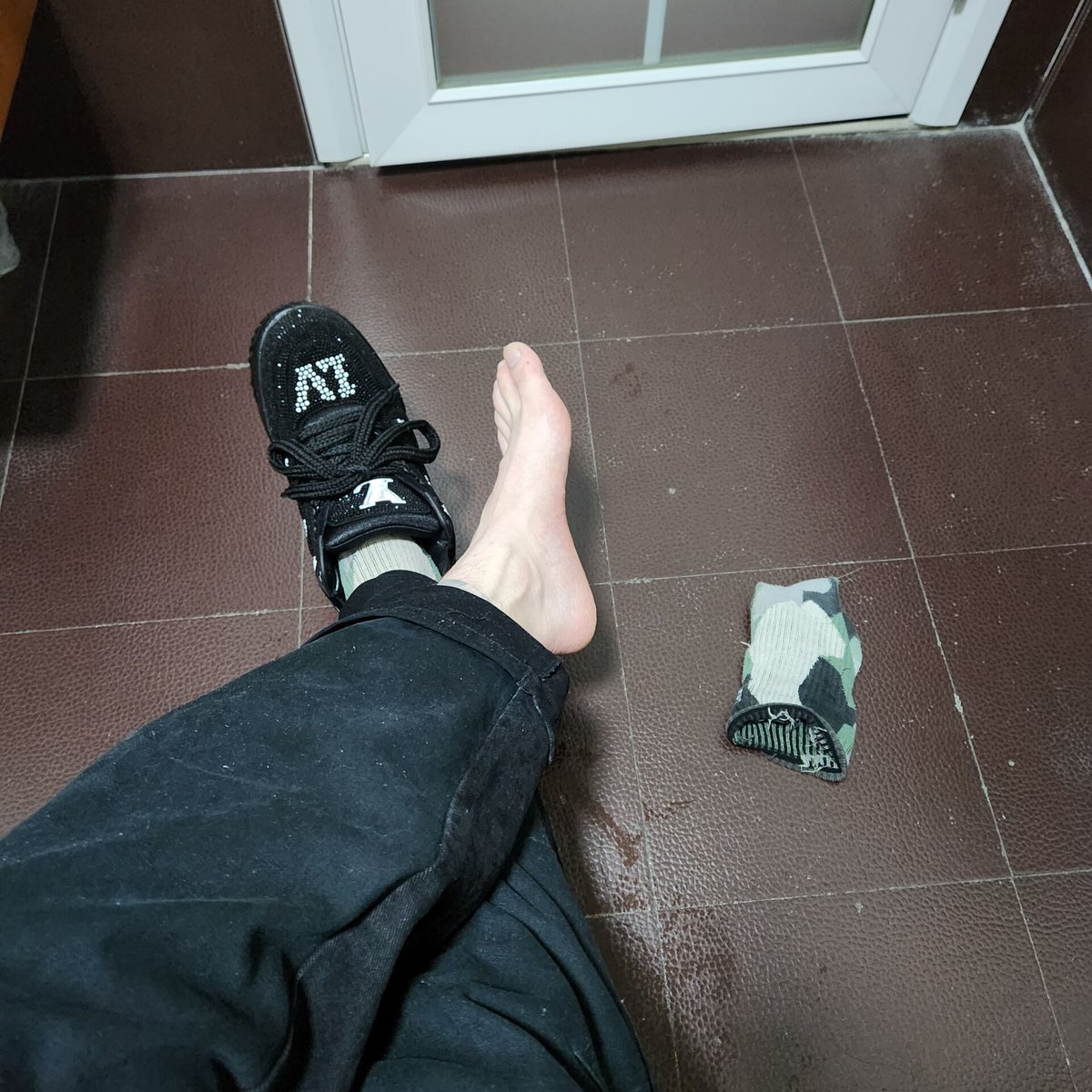 去橘子洲夜跑三公里回来脚都磨破了...