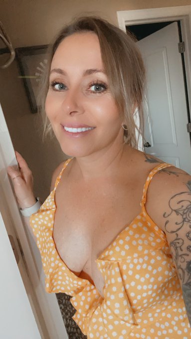 Suns out guns out ! https://t.co/zUwsE8BZ4n<a href="/tag/milfmonday"class="tags"><span>#milfmonday</span></a>
