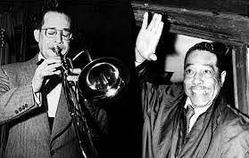Caravan, la composición de Juan Tizol de 1936, es quizás el estándar del jazz que más se ha versionado, el mismo Duke Ellington que terminó de pulir este temón hizo un centenar de versiones, mas no la primera, que fue realizada por Barney Bigard and His Jazzopators ,
abro Vinhilo