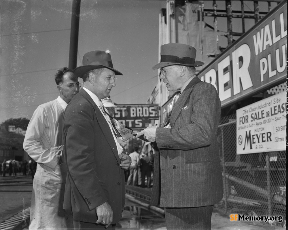 Bayshore near Cortland, Aug 1 1949
The Kunst Brothers Paint Factory caught fire & sent a plume of smoke visible everywhere. 
Dozens of dramatic news photos of the event exist, but this one of Charles Kunst & Lt. Finnegan of SFPD's arson squad looks like a movie still. #sfhistory