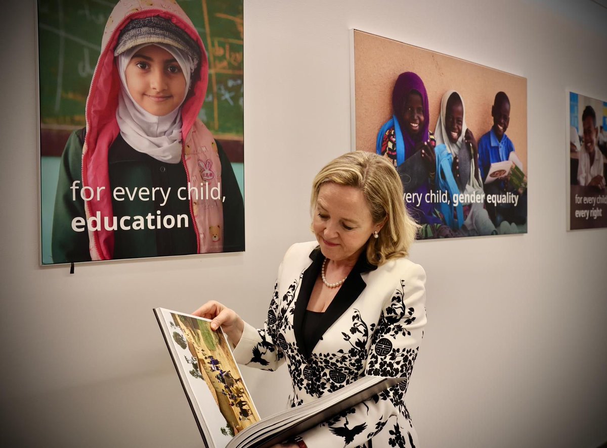 En el #DíadelLibro, comparto foto desde la sede de @UNICEF, tras una inspiradora reunión con la Directora Ejecutiva, Catherine Russell @unicefchief, para impulsar la inversión en la salud y #educación de niños y niñas, clave del desarrollo para un futuro mejor. #SantJordi 🐉🌹📖