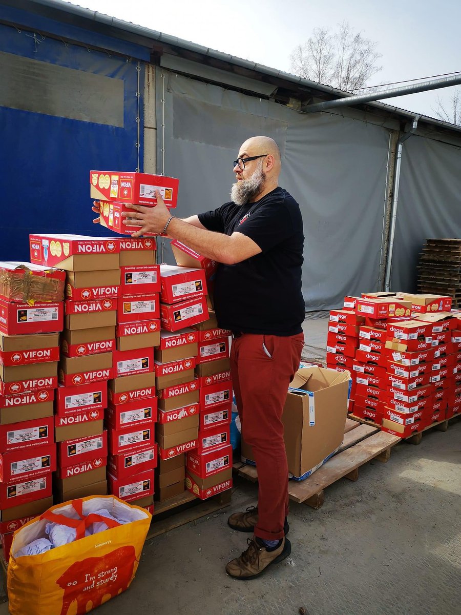 RedPoppyCharity's tweet photo. Podczas ostatniej wyprawy poznaliśmy dyrektora oddziału drohobyckiego Ощадбанк, który oprowadził nas po zarządzanym przez niego budynku, racząc opowieściami o jego historii i niesamowitymi smaczkami architektonicznymi. Volodymir Szerszeń Baraniak to człowiek wielkiego ducha, https://t.co/Kk671i2I1L