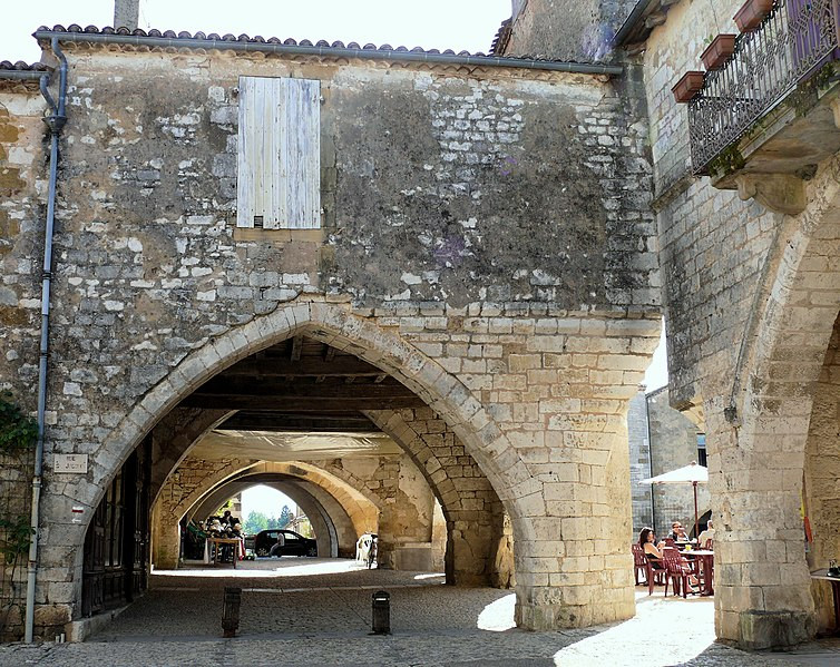 Maison à #Monpazier (#Dordogne) La place, construite en 1284 sur les ordres de Jean de Graville, sénéchal de Guyenne, entourée sur ses quatre faces de galeries couvertes, avait sans doute 22 immeubles à cornièr...
Suite 👉 monumentum.fr/monument-histo…
#Patrimoine #MonumentHistorique