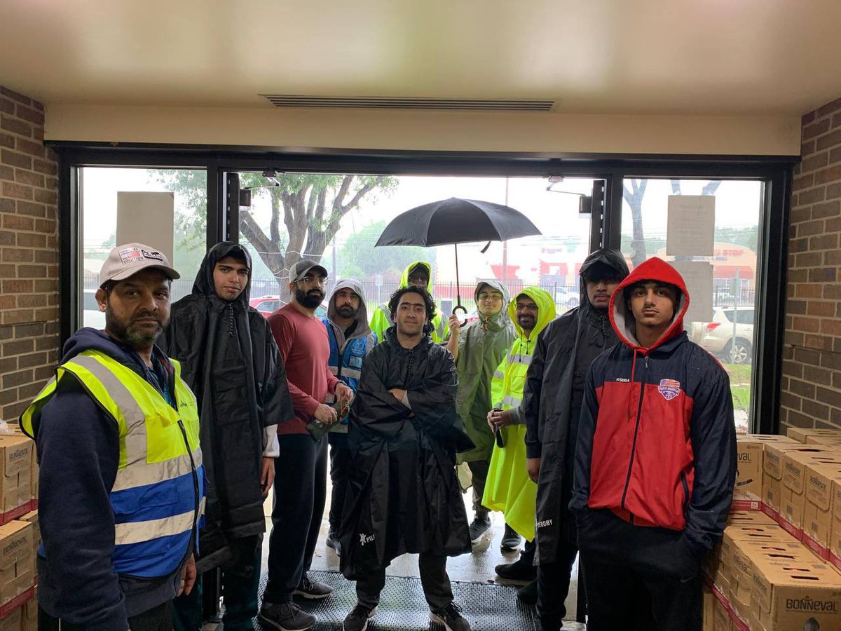 Our #MuslimYouth of Fort Worth, Texas held their monthly mobile food pantry this past Saturday powered by @HFUSA feeding over 200 families in need! 📍Bait-ul-Qayyum Mosque #WhatMuslimsDo #Brotherhood #foodsecurity