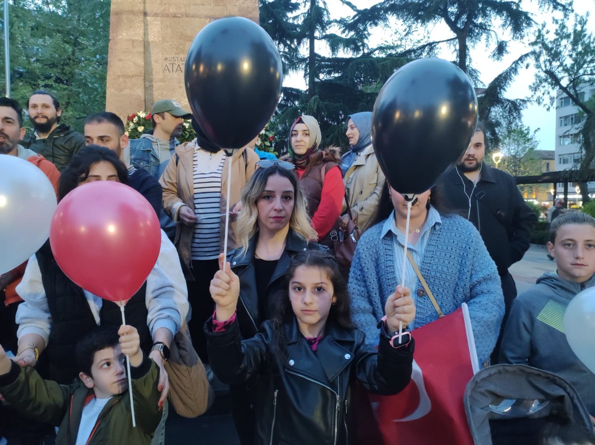 Alo199 NeOlacak
23 Nisan Ulusal Egemenlik Cocuk Bayraminda Cocuklarimizin yuzundeki Gulucukler 22 Mayistan sonra da yok olmasin.
Alo 199 Kapatilmasin . 350 Aile Trabzonda Ekmeksiz kalmasin