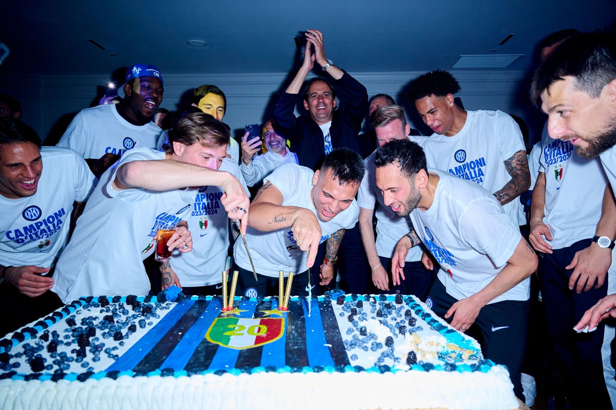 Anyone for cake? 🎂⭐⭐🖤💙

👕👉 bit.ly/3w5sxx8

#ForzaInter #IM2Stars