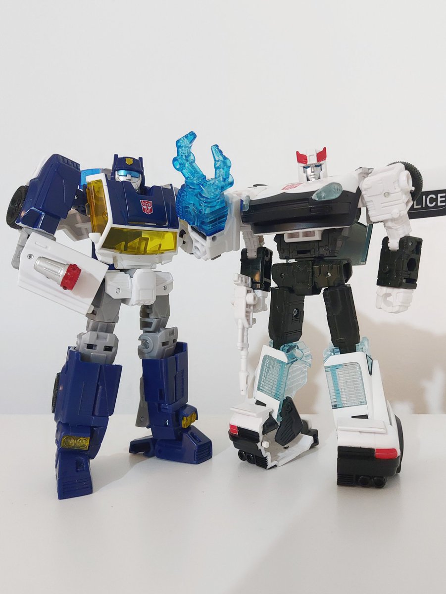 Elanstration's tweet photo. Legacy United Chase

Seems like people are sleeping on this. He's a very handsome robot and has one of the wildest deluxe transformations I've seen since TR Triggerhappy. It's a lot of fun flipping between modes. Shoulders are a bit limited but do the job, Great lad overall. https://t.co/Hs79ATLX9x