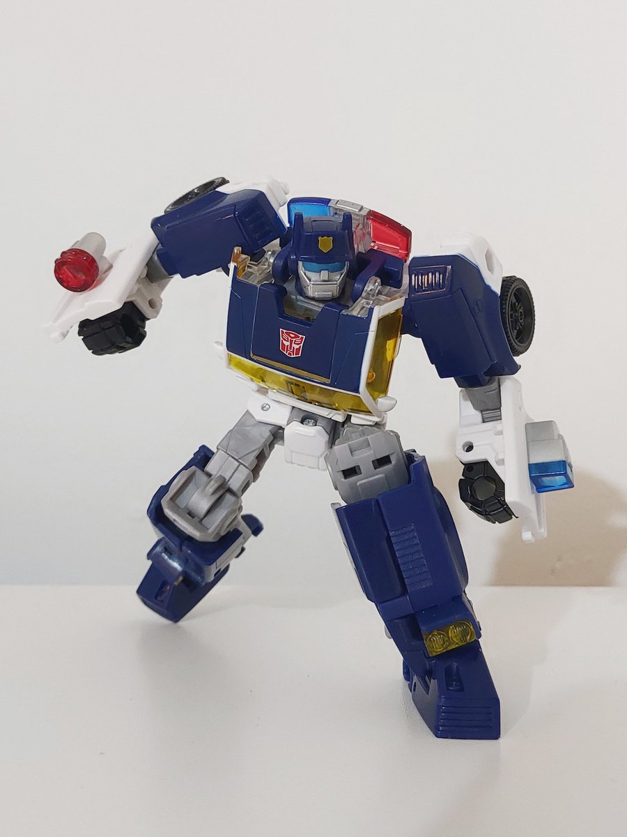 Elanstration's tweet photo. Legacy United Chase

Seems like people are sleeping on this. He's a very handsome robot and has one of the wildest deluxe transformations I've seen since TR Triggerhappy. It's a lot of fun flipping between modes. Shoulders are a bit limited but do the job, Great lad overall. https://t.co/Hs79ATLX9x