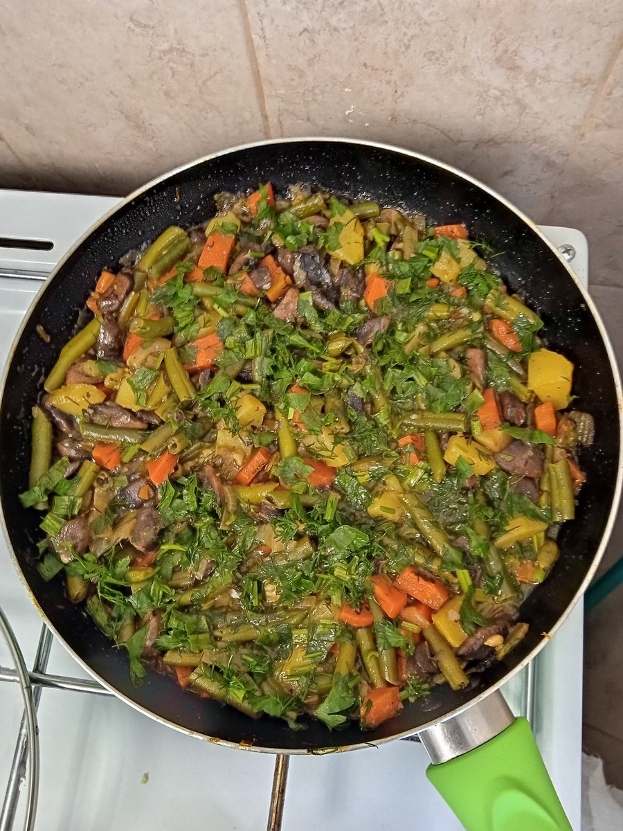 Hey, @veganhour #veganhour! How are y'all? ) 
So, remember that mushroom post? )) 
Here's what's done so far: (1) mushrooms, greens, onions, scallions, spices, #vegansourcream + #vegancheese.
(2) mushrooms, potatoes, carrots, onions, scallions, greens, green beans, spices. 🌱👽🖖