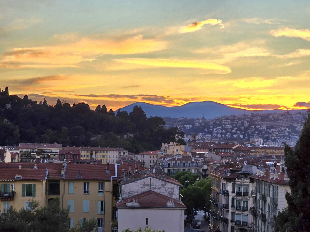 Après une journée mi-figue mi-raisin le soleil couchant annonce une belle journée pour demain sur la Côte d'Azur. 🌞 

#Nice06 #AlpesMaritimes 
#ExploreNiceCotedAzur