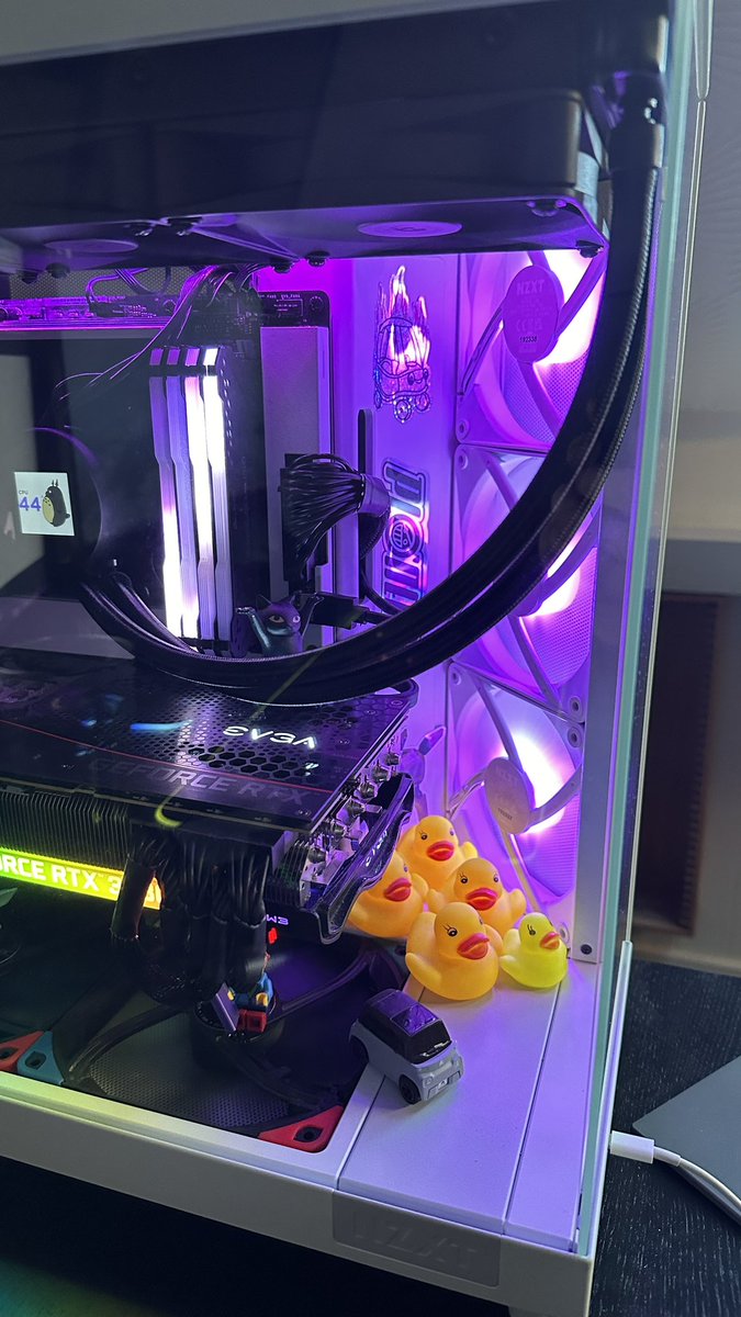 Daveslayer1's tweet photo. @NZXT Full pic is old case (still nzxt) https://t.co/iLY24sjdTo