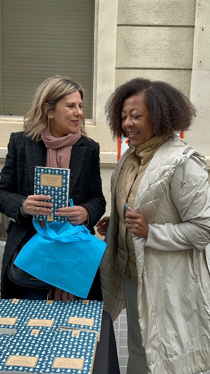 epcomunicacion's tweet photo. Éxito en #SanJordi del primer libro 📕 de @ElviraPaisEscri mas de 30 ejemplares vendidos en dos horas  #MasAllaDelGranMar de @ElviraPaisEscri #EditorialPosidonia #SanJordi2024 #DiaDelLibro2024 #LibroRecomendado https://t.co/QdtCulMsp5